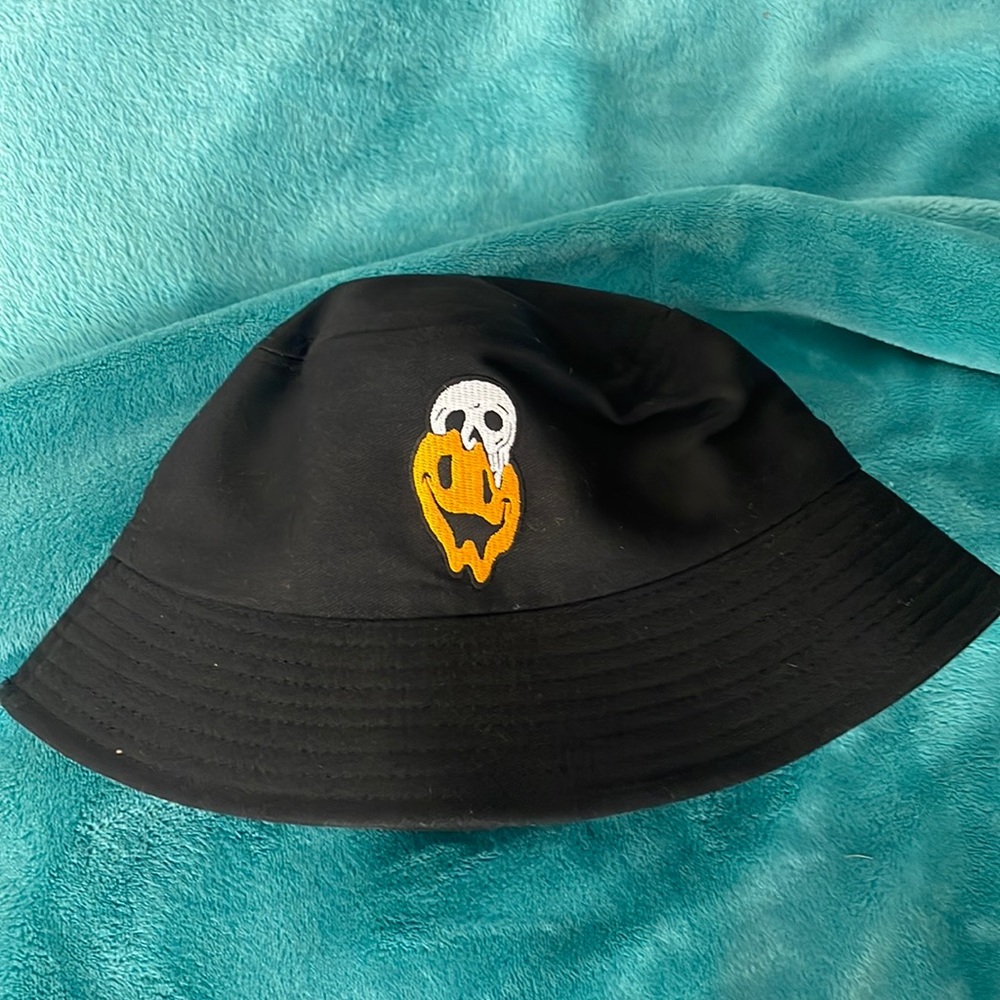 Melting skull creepy bucket hat